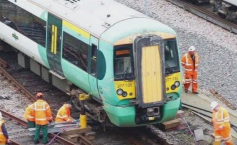 Commuter chaos after train derails outside Brighton Station - Latest TV ...